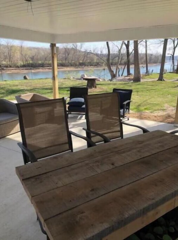 Outdoor dining - “Sandy” one of the 5 Tiny Cabins on the Osage River (Tuscumbia)