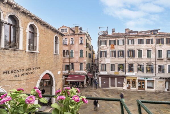 A historic building with a sign reading "Mercato del Pesce al Minvento."