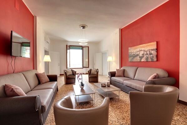 Apartment | 4 bedrooms - Accademia Opera Deluxe by Wonderful Italy (Venice)