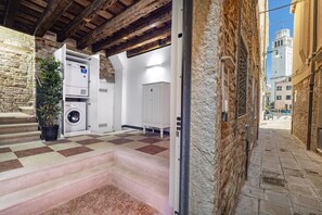 Apartment - Arsenale Canal View 1 by Wonderful Italy (Venice)