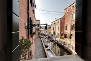 Un canal estrecho con barcos y edificios a ambos lados.