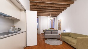 A compact living space with a kitchen, dining area, and seating area. - Ca Della Commedia by Wonderful Italy (Venice)