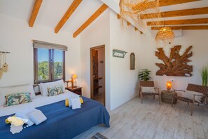 Een slaapkamer met een bed, nachtkastjes, een hanglamp, wanddecoratie van hout en uitzicht door een raam.