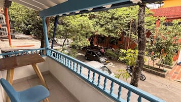 Casa Confort | Caja de seguridad en la habitación y tabla de planchar con plancha