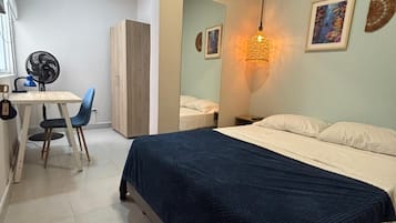 Casa Confort | Caja de seguridad en la habitación y tabla de planchar con plancha