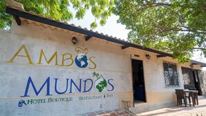 Un edificio con un letrero que dice "AMBOS MUNDOS HOTEL BOUTIQUE RESTAURANT BAR".