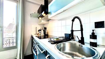 Kühlschrank, Ofen, Geschirrspüler, Wasserkocher mit Kaffee-/Teezubehör