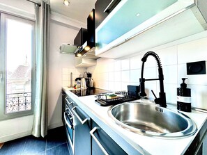 Fridge, oven, dishwasher, coffee/tea maker - petit balcon opéra (Niza)