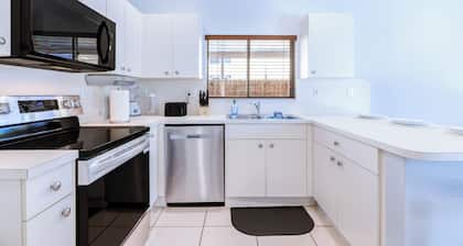 Charming 3-bedroom house in terrific Homestead with WiFi, AC