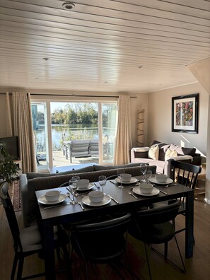 Dining - Molly's Lodge - Cotswolds Lakeside Lodge (South Cerney)