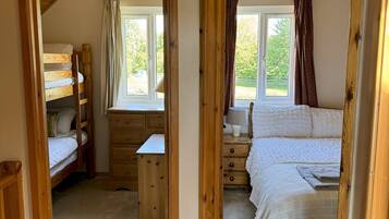 3 makuuhuonetta, silitysrauta/-lauta, Wi-Fi, vuodevaatteet