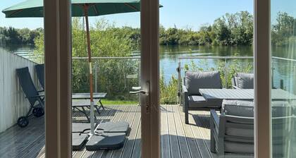 Molly's Lodge - Cotswolds Lakeside Lodge