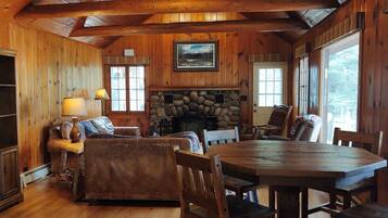 Smart TV, lareira, mesa de pingue-pongue