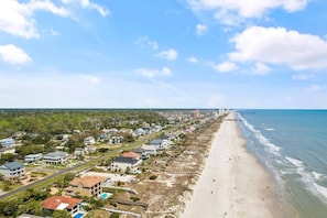 A coastal residential area with houses, a beach, and a clear sky. - 3 Blocks to Beach - Sleeps 8 - 5 Bd - Pet Friendly (North Myrtle Beach)
