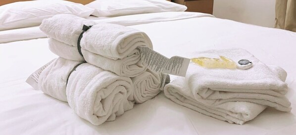 1 dormitorio, sistema de insonorización, tabla de planchar con plancha