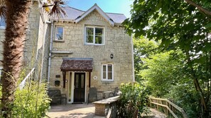 Exterior - A beautiful, cosy cottage in a peaceful setting with 15% off ferry (Shanklin)