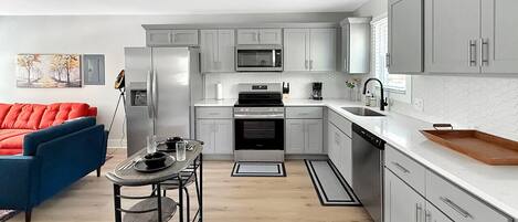 Een koelkast, een magnetron, een oven, een kookplaat