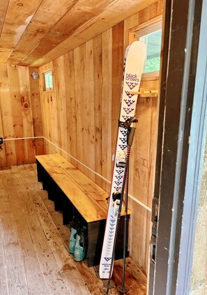 Interior - 5 Min to Lodges & Town; Arcade & Ping Pong Table; Hot Tub; Renovated (Killington)