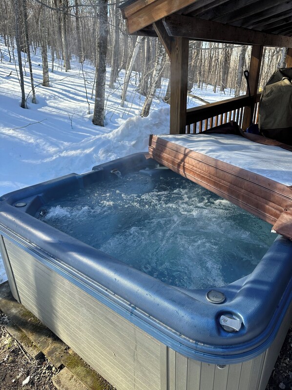 Outdoor spa tub - 5 Min to Lodges & Town; Arcade & Ping Pong Table; Hot Tub; Renovated (Killington)