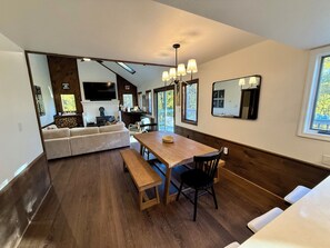 Smart TV, fireplace, video games, ping pong - 5 Min to Lodges & Town; Arcade & Ping Pong Table; Hot Tub; Renovated (Killington)