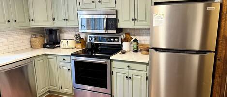 Refrigerador, microondas, horno, placa de cocina