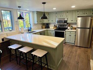 Fridge, microwave, oven, stovetop - 5 Min to Lodges & Town; Arcade & Ping Pong Table; Hot Tub; Renovated (Killington)