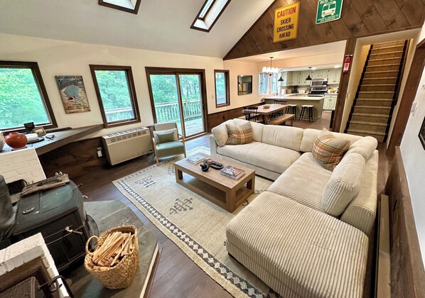 Smart TV, fireplace, video games, ping pong - 5 Min to Lodges & Town; Arcade & Ping Pong Table; Hot Tub; Renovated (Killington)
