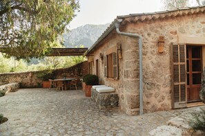 Outdoor dining - Can Escu - Villa in the Heart of the Tramuntana Mountains (Sóller)