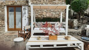 Terrace/patio - Comfortable studio apartment with large, lush garden with separate kitchenette. (Porto Rotondo)