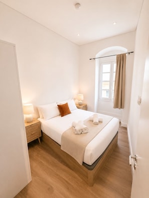 Bügeleisen/Bügelbrett, Reisekinderbett, kostenloses WLAN, Bettwäsche