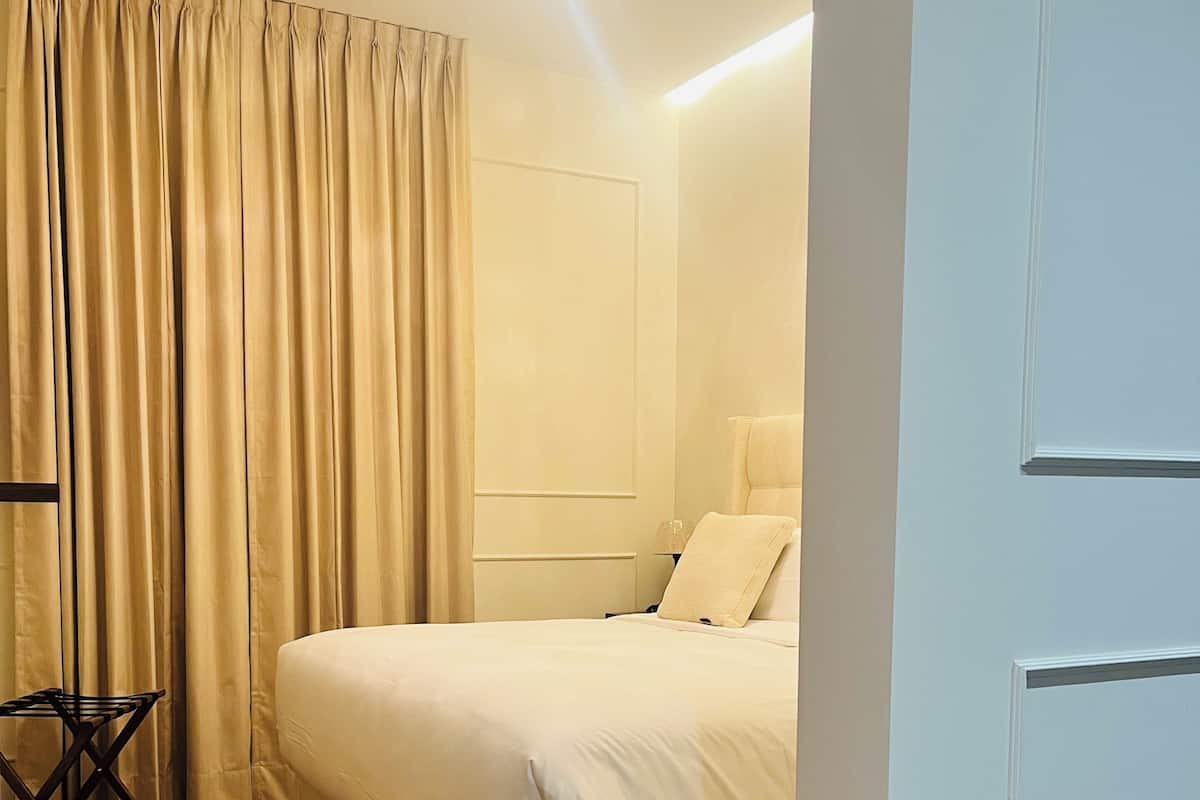 Chambre majestueuse double, vue sur la cour intérieure | Literie de qualité, couette en duvet