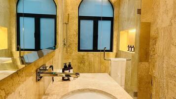Grand-Doppelzimmer, Blick auf den Innenhof | Badezimmer | Designer-Toilettenartikel, Haartrockner, Hausschuhe