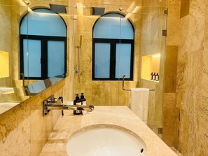 Grand Double Room, Courtyard View | Bathroom | Designer toiletries, hair dryer, slippers, heated floors - Hotel Casa Ensenada (Mexico City)