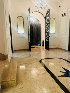 Interior entrance - Hotel Casa Ensenada (Mexico City)