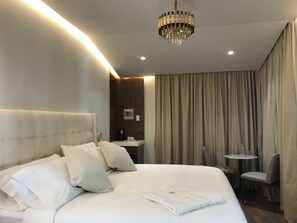 商務客房, 陽台, 城市景觀 | 高級寢具、羽絨被、記憶床墊、迷你吧