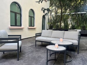 Grand-Doppelzimmer, Blick auf den Innenhof | Terrasse/Patio