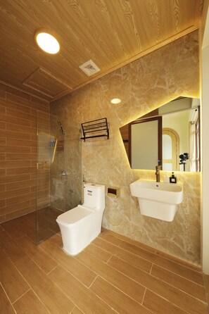 Chambre, 1 chambre, balcon, vue jardin | Salle de bain