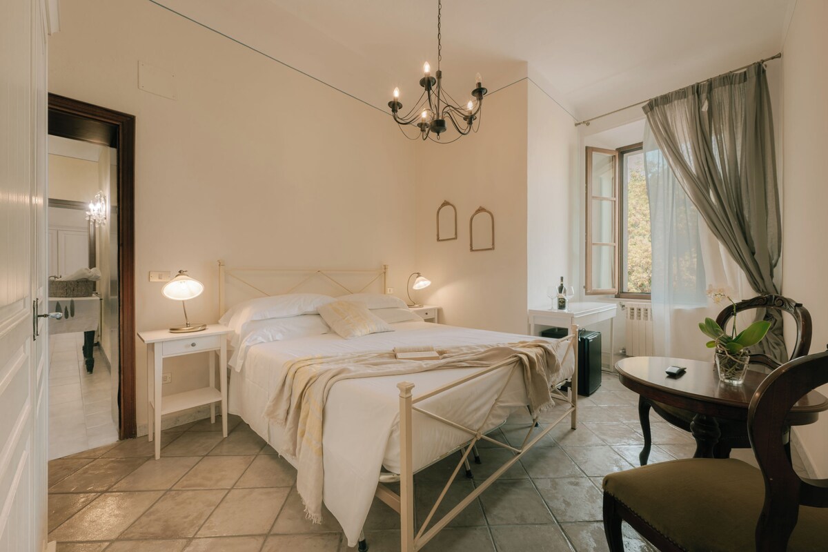 Minibar, free WiFi, bed sheets