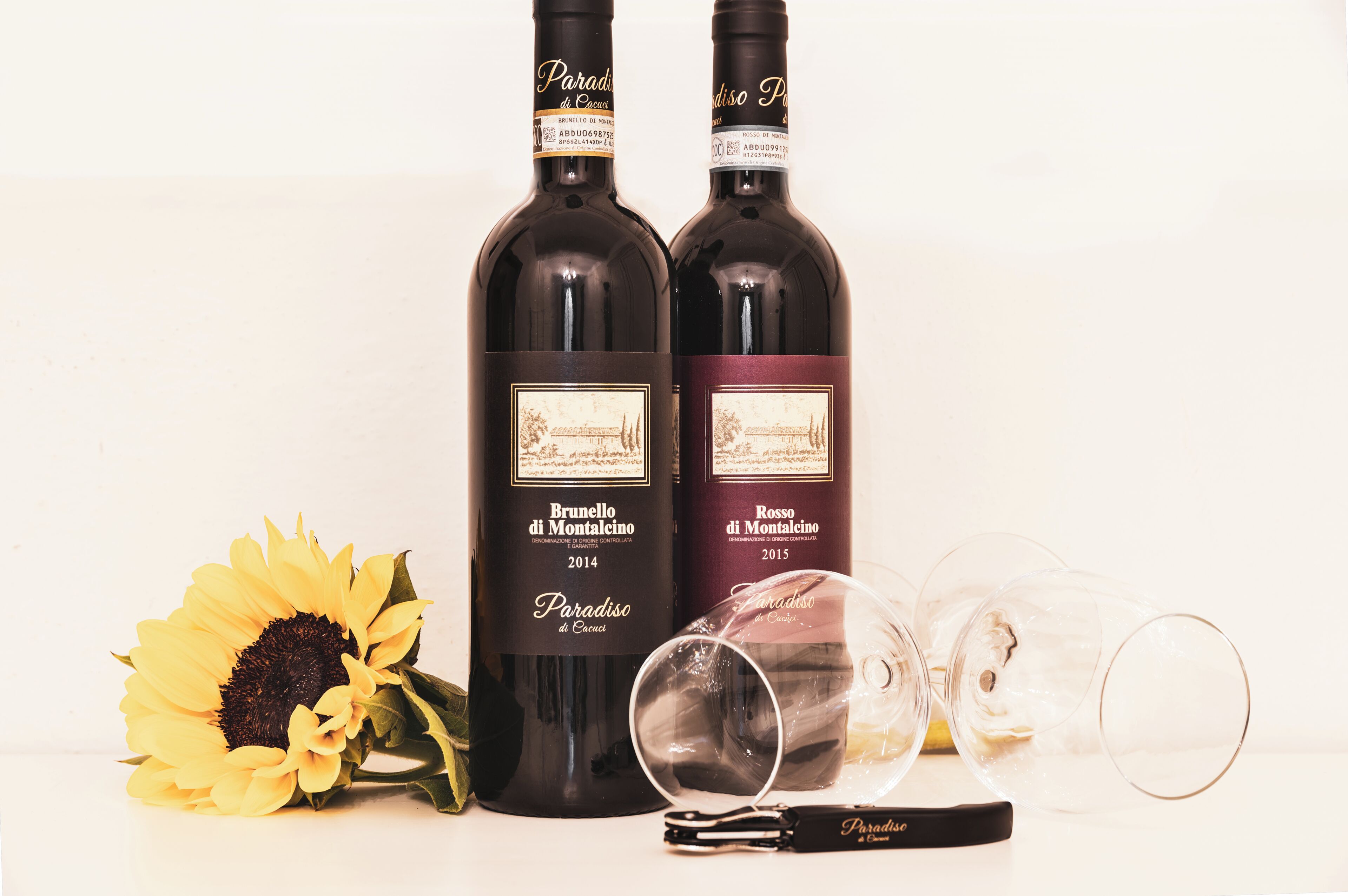 Dos botellas de vino Brunello di Montalcino y un par de copas de vino.