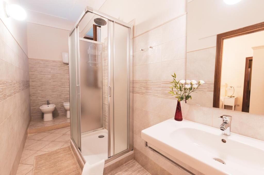 Un baño moderno con ducha a ras de suelo, un bidé y una bañera grande.