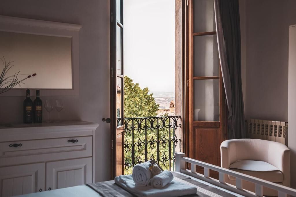 Minibar, free WiFi, bed sheets