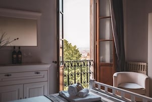 Minibar, wifi gratis y ropa de cama
