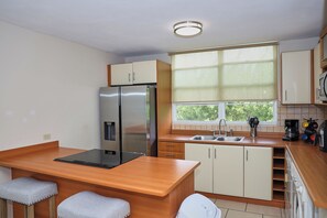 Fridge, microwave, oven, stovetop - Tropical Haven: 3-BR Apart on Vega Baja Beach. 3min Drive to Blue Flag Beach (Vega Baja)