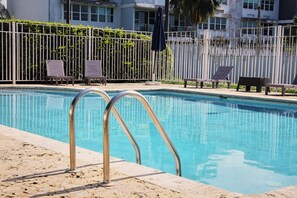 Pool - Tropical Haven: 3-BR Apart on Vega Baja Beach. 3min Drive to Blue Flag Beach (Vega Baja)