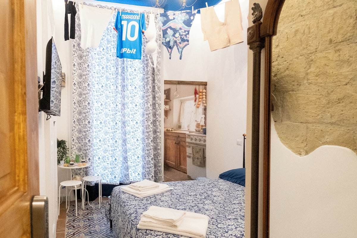 Escritorio, espacio para trabajar con laptop y cortinas blackout