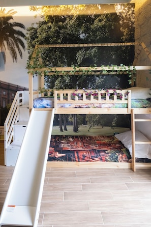 Chambre quadruple Deluxe, balcon, vue sur la ville | Bureau, espace de travail pour ordinateurs portables