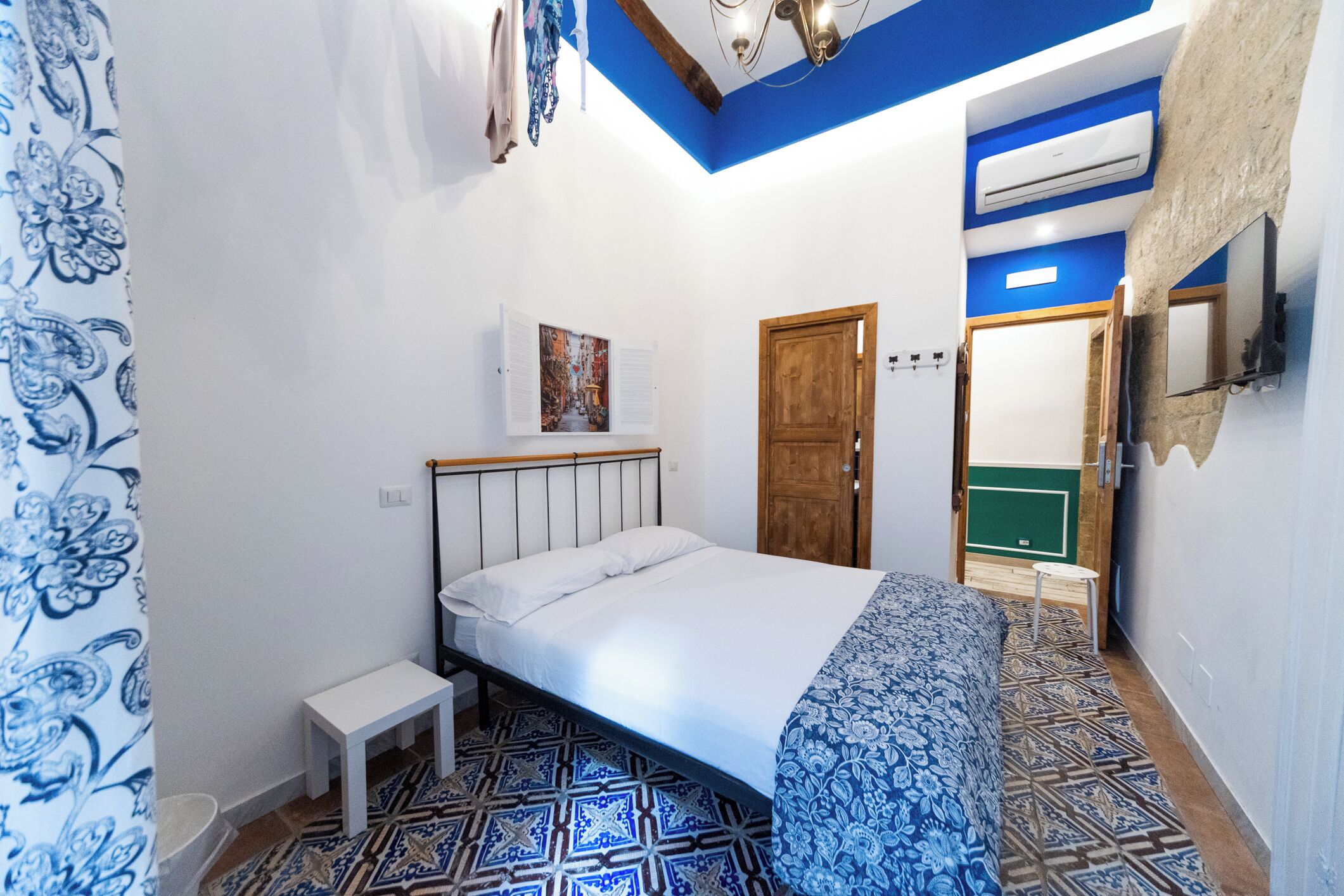 Camera Deluxe, balcone, vista cortile | Una scrivania, postazione laptop, tende oscuranti, Wi-Fi gratuito