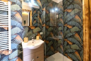 Deluxe Quadruple Room, Balcony, City View | Bathroom | Free toiletries, hair dryer, towels, soap - La Casa di LùAle e Zoe (Naples)