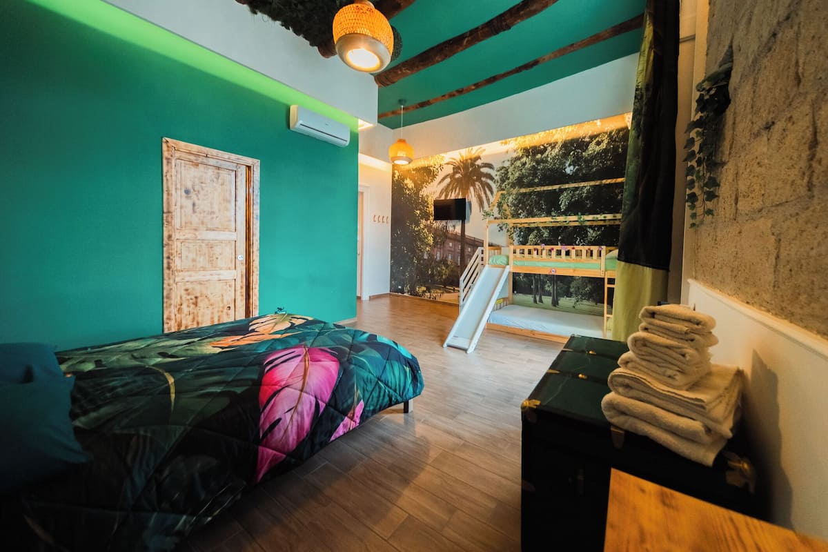 Habitació quàdruple Deluxe, balcó, vistes a la ciutat | Escriptori, espai de treball apte per a portàtils i cortines opaques