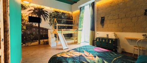 Deluxe-Vierbettzimmer, Balkon, Stadtblick | Schreibtisch, laptopgeeigneter Arbeitsplatz, Verdunkelungsvorhänge